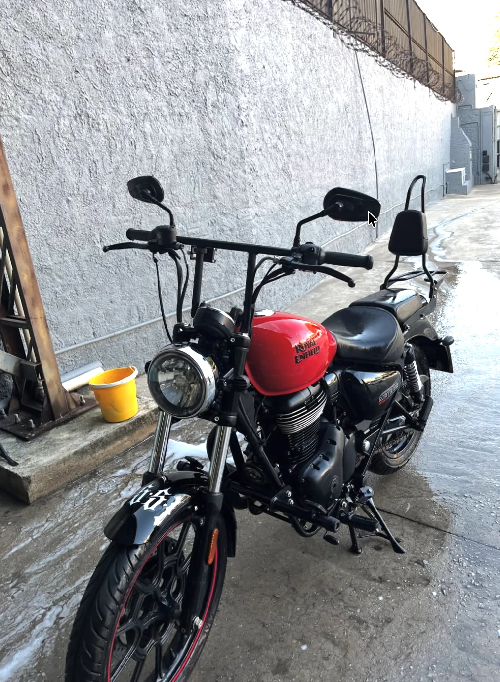 Lavando a Royal Enfield